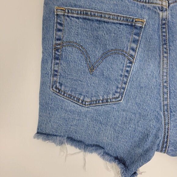 Levi Strauss Women's Lt Wash Raw Hem High-Rise Button Fly Ribcage Shorts Sz 29 - Picture 11 of 16